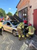 Samochód osobowy uderzył w budynek garażu w Przasnyszu.
